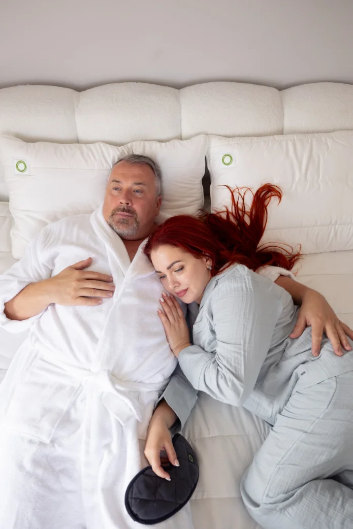Lifestyle: entspannt schlafende Person, helles Bett